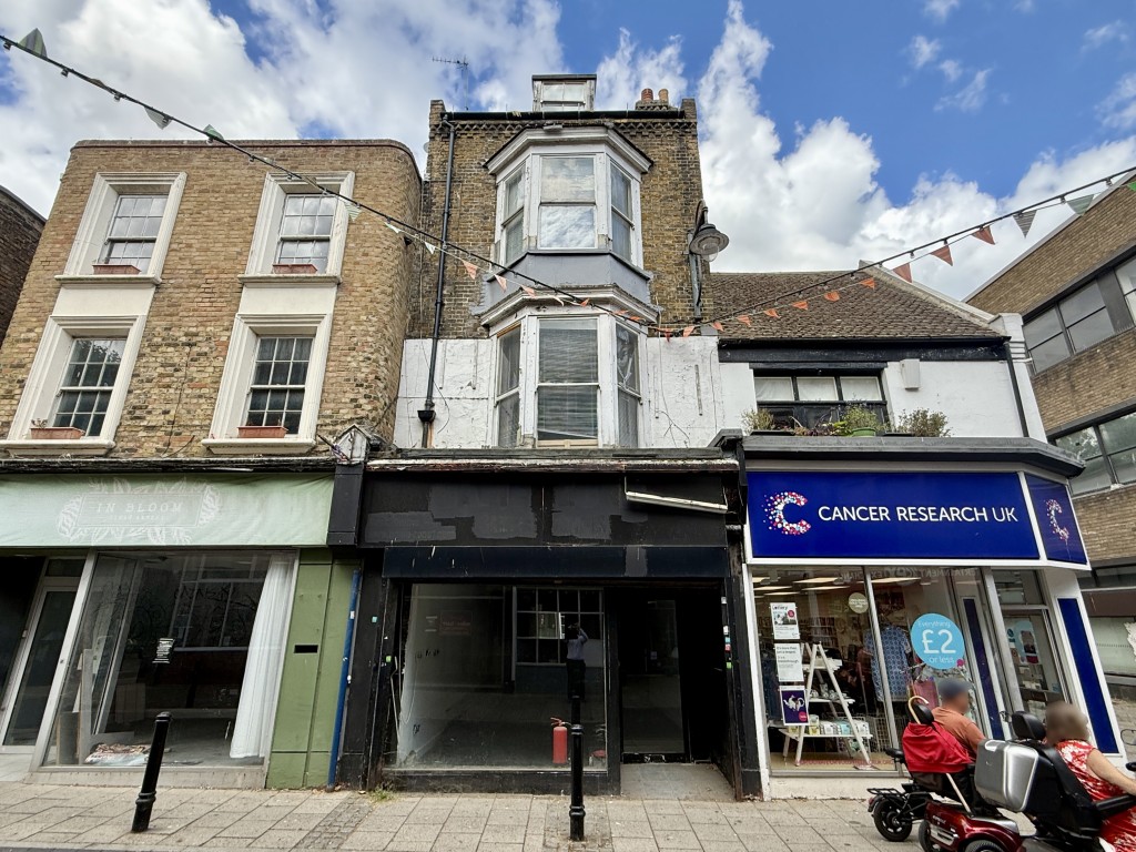 Lot: 171 - VACANT MIXED-USE PROPERTY IN TOWN CENTRE - Town centre mixed use building